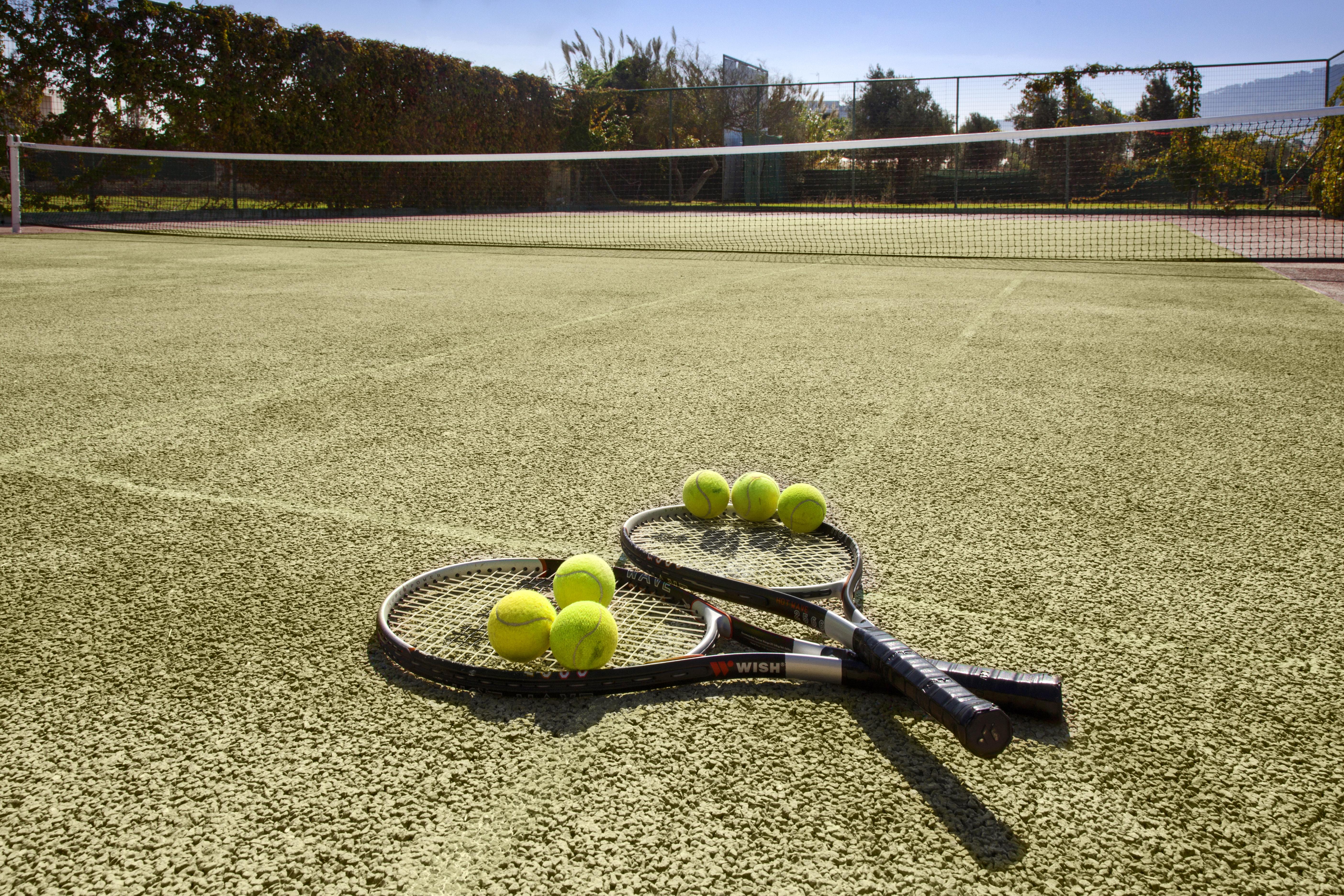 Electra Palace Rhodes เอียลิซอส ภายนอก รูปภาพ Tennis balls and racquets